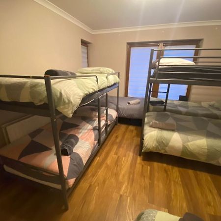 Dorm Room 5-6 People Shared Bathroom Outside Room 더블린 외부 사진