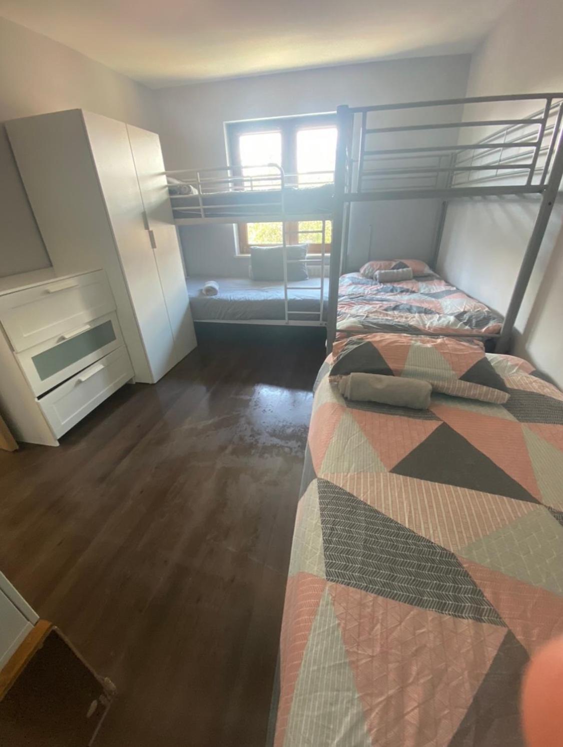 Dorm Room 5-6 People Shared Bathroom Outside Room 더블린 외부 사진