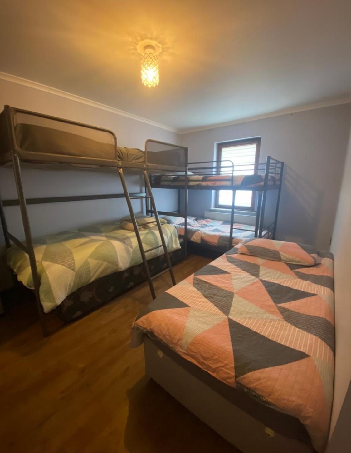 Dorm Room 5-6 People Shared Bathroom Outside Room 더블린 외부 사진