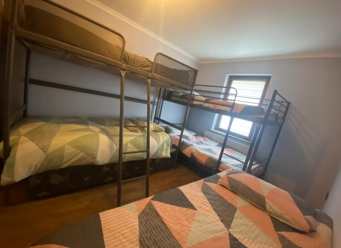 Dorm Room 5-6 People Shared Bathroom Outside Room 더블린 외부 사진