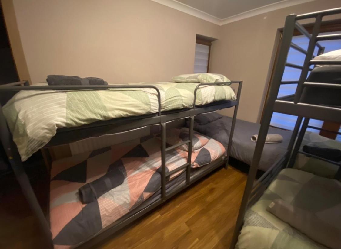 Dorm Room 5-6 People Shared Bathroom Outside Room 더블린 외부 사진