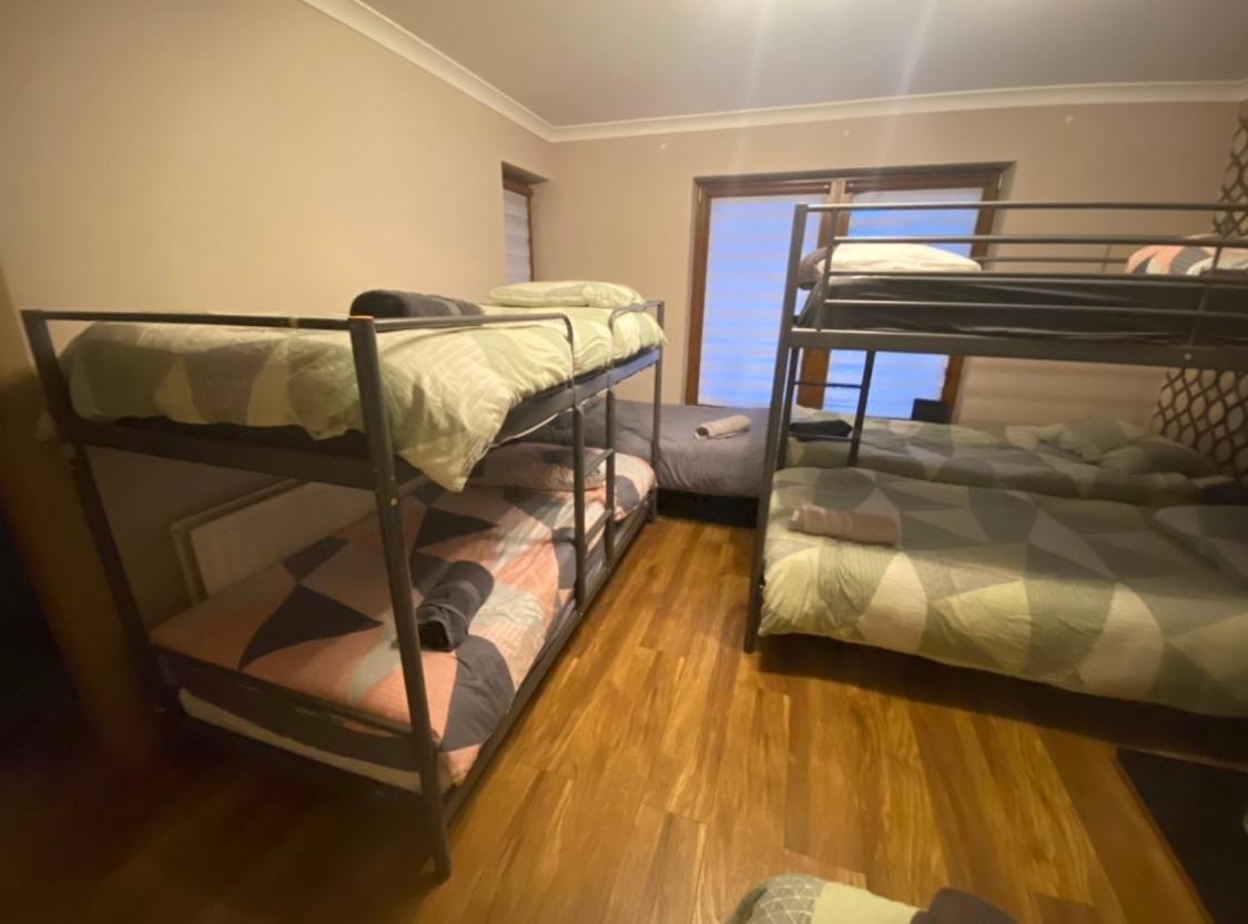Dorm Room 5-6 People Shared Bathroom Outside Room 더블린 외부 사진