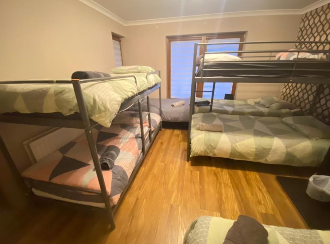 Dorm Room 5-6 People Shared Bathroom Outside Room 더블린 외부 사진
