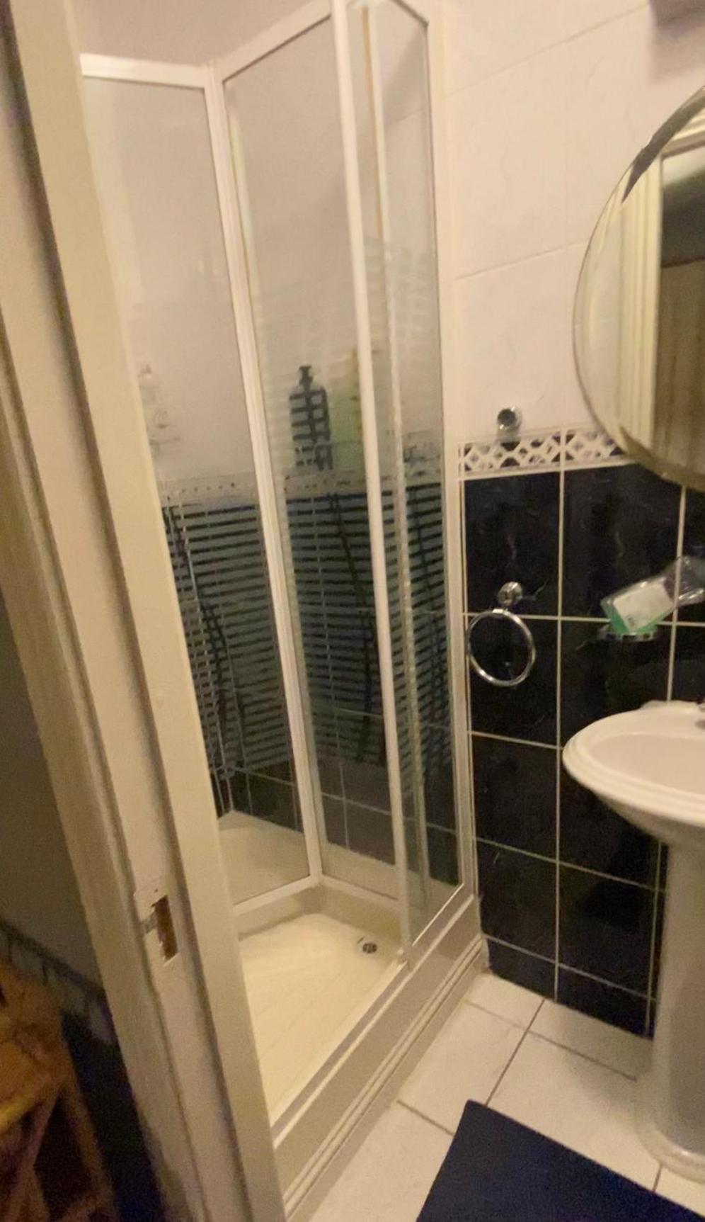 Dorm Room 5-6 People Shared Bathroom Outside Room 더블린 외부 사진